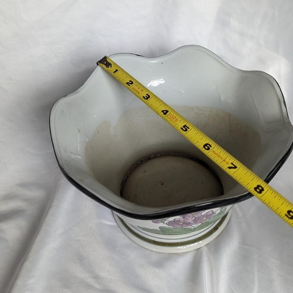 Vintage Scalloped White Painted Purple Flowers Design Planter Pot Chinoiserie - Picture 6 of 8